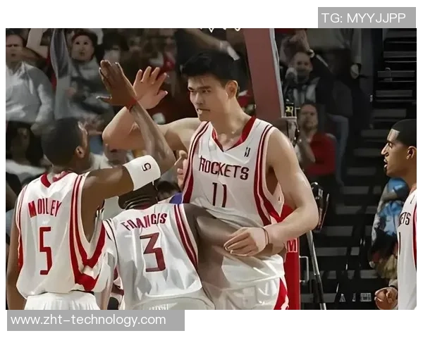 姚明与顶级后卫的默契配合揭示篮球战术新篇章