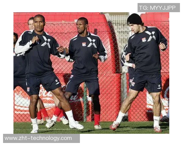 友谊赛精彩对决里昂与那不勒斯战成平局乌龙球引发全场热烈反响