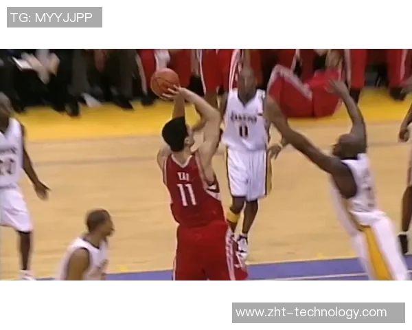 姚明在比赛现场的精彩瞬间照片展现了他的篮球魅力与运动精神