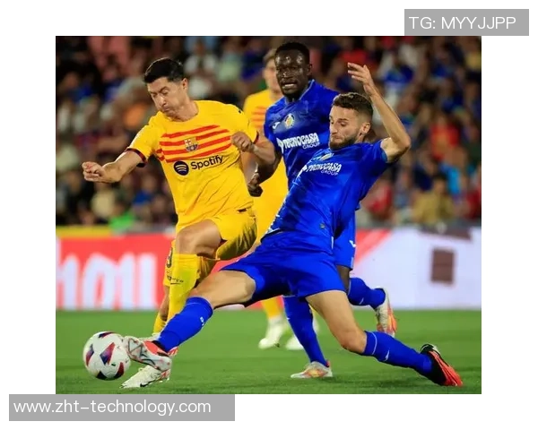 西甲焦点战巴萨与巴黎圣日耳曼激战成和红牌事件引发全场热议